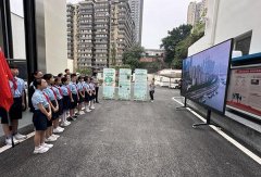 着孩子们热诚朴实的言语
